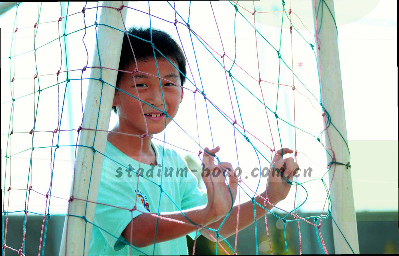夜间档案室的多屏工作台，屏幕发出冷光并显示赛场记录条目，画面中没有人物特写